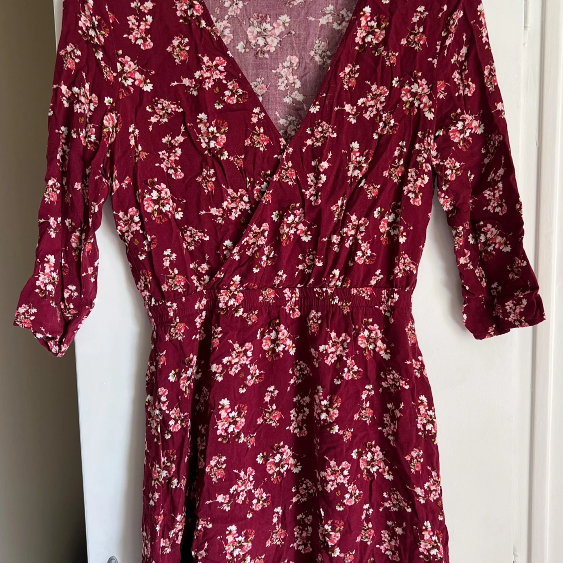 Vinröd blommig omlottklänning från H&M Divided