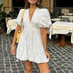 Studentklänning  - Superfin vit kortklänning med puffiga ärmar och v-ringad hals. Perfekt till skolavslutning eller student. Var tyvärr för stor för mig och kunde inte lämna tillbaka💗💗