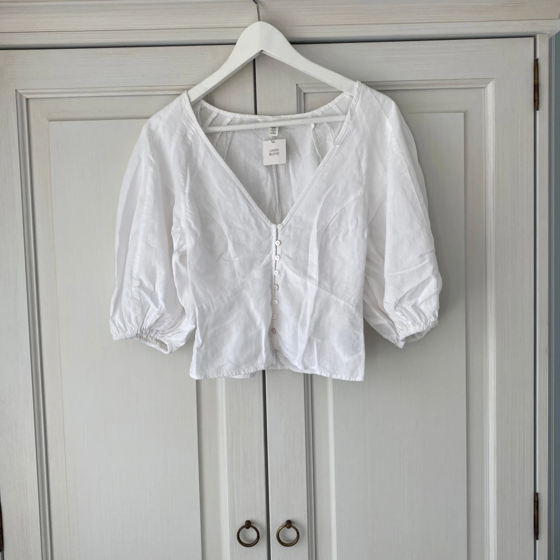 Vit blus med puffärmar - 3
