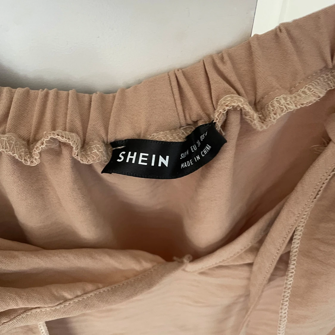 Beige offshoulder topp med volang från SHEIN - 3