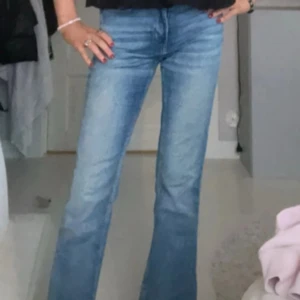 Ljusblå bootcut jeans - Snygga ljusblå jeans med flare passform och klassisk femficksdesign. Jeansen har en normalhög midja och är tillverkade i ett mjukt denimtyg som ger en bekväm känsla. Perfekta för en avslappnad och trendig stil.