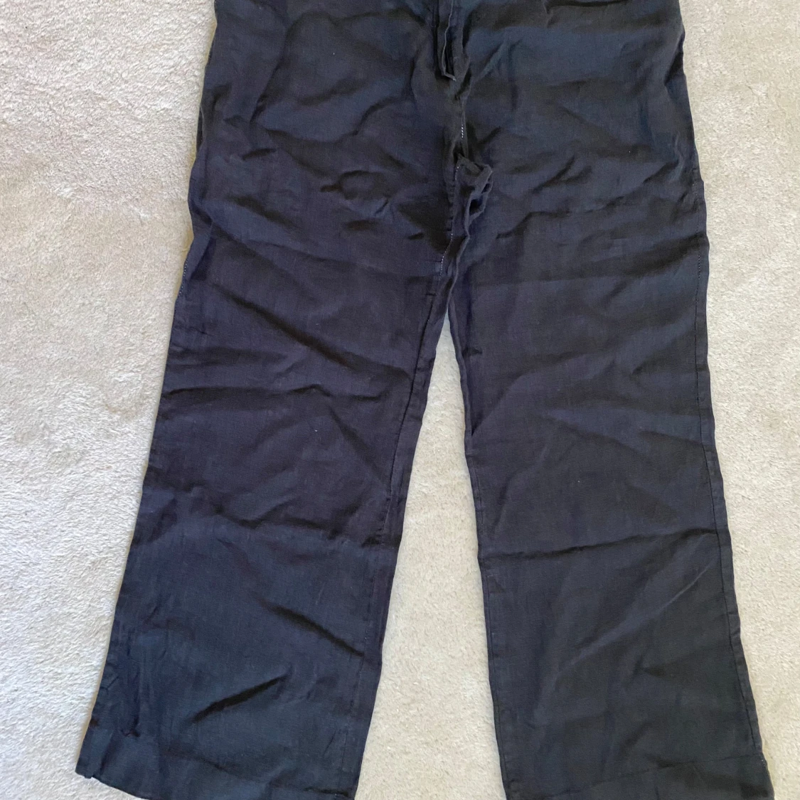 Svarta vida linnebyxor