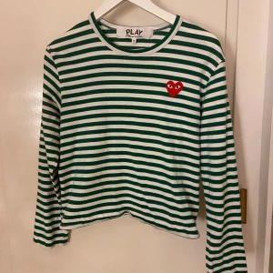 Randig tröja från Comme des Garçons - Säljer en randig långärmad tröja från Comme des Garçons med gröna ränder🩷 Storlek S!