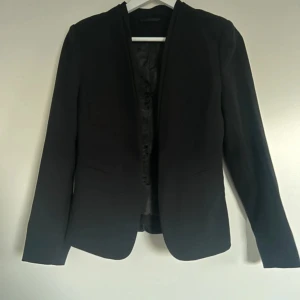 Figursydd kavaj svart snygga sömmar  - H&M. Bra passform. Dressad. Stilren. Inga fläckar eller gångna sömmar. 