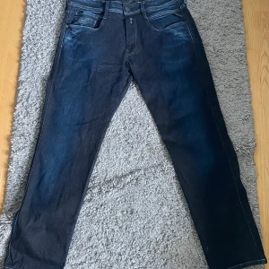 Replay Jeans Anbass - r snygga replay anbass jeans i mörkblå färg.  Midjan:42cm  innerbenen:72cm  Priset är inte hugget i sten 🪨   Skriv till mig för mer info!
