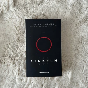 Cirkeln - En mystisk och spännande bok med en enkel men suggestiv omslagsdesign. Perfekt för dig som gillar magi, hemligheter och starka karaktärer. En modern klassiker bland unga vuxna som vill ha något utöver det vanliga.