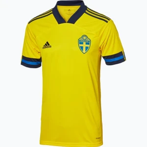 ADIDAS SvFF Home 20/21 M matchtröjaHerr - Gul fotbollströja från Adidas med blå detaljer och svenska landslagets emblem på bröstet. Tröjan har korta ärmar med blå ränder och mörkblå krage. Perfekt för dig som vill stötta Sverige. I princip ny, kanske några tecken på användning men inget stort isåfall. Storlek XS!