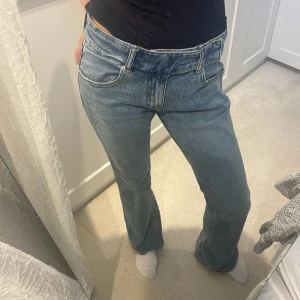Blå lowwaist och bootcut jeans  - Unika blåa lowwaist och bootcut jeans från Gina Tricot. Skitfina men detaljen vid midjan💙👖De är använda vid ett tillfälle!!! JÄTTEBRA SKICK 