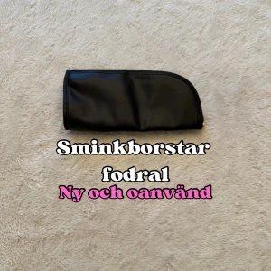 Svart förvaringsväska till sminkborstar - Jättefin svart förvaringsväska till sminkborstar. Ny och oanvänd.💕Skriv jättegärna ett omdöme efteråt. Snabb leverans. 🚚 