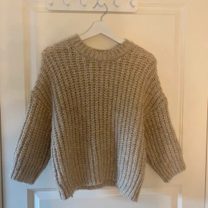 Stickad trekvartsärmad tröja - En beige stickad trekvartslång i armarna som tyvär inte kommer till användning. Storleken är S på den, skriv vid frågor❣️🥰