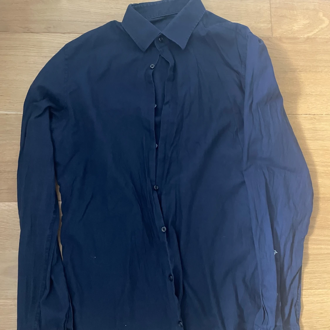 Mörkblå skjorta med klassisk krage - 1