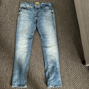 Jack & jones  - Säljer ett par klassiska blå jeans från Jack & jones  med raka ben och fem fickor. Perfekta till vardags och funkar året runt.