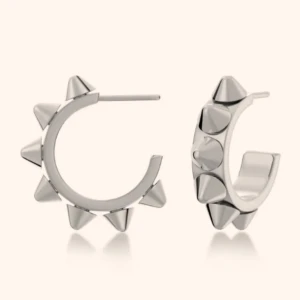 Silverfärgade örhängen med nitar från Edblad - Coola örhängen i silverfärg från Edblad med rund form och utstickande nitar runt hela ringen. Perfekta för dig som vill ha en edgy och modern stil. Passar till både vardag och fest.