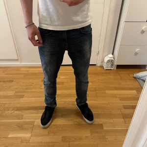 Mörkblå jeans från Boss, regular fit  - Snygga mörkblå jeans från Boss med klassisk femficksdesign och diskret logga på bakfickan. Jeansen har en rak passform och normal midja, perfekta till vardags. Materialet är slitstarkt denim i bomull.