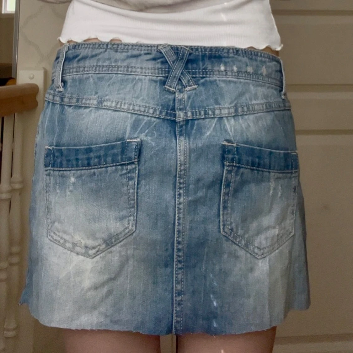 Blå jeanskjol med slitningar - 1