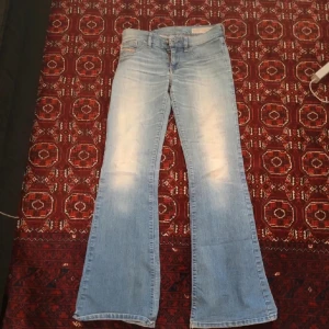 Ljusblå bootcut jeans från Diesel - Säljer ett par ljusblå bootcut jeans från Diesel . Jeansen har låg midja. Innerbens längden är 78-77 och midjemåttet 36cm. Säljer pga att jag inte använder dom. (Bilderna är från tidigre säljare)😊💕