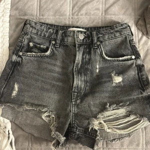 Zara shorts  - Säljer dessa shorts ifrån Zara, då dom inte passar mig längre. Shortsen är i storlek 32.💖