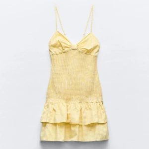 Gul volangklänning  - Söt gul och vit rutig klänning med smala axelband, volangkant nertill och knytning i ryggen. Perfekt för varma dagar och strandhäng. Lätt och luftig modell med kort längd och feminin siluett. Liknar den från Zara men denna är från shein😊