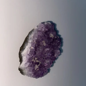 Ametist Crystal - En väldigt cool och fin ametist kristall 🔮Är väldigt bra skick och visar inga spår av sprickor eller sånt. Säljer för att jag inte samlar kristaller ‼️