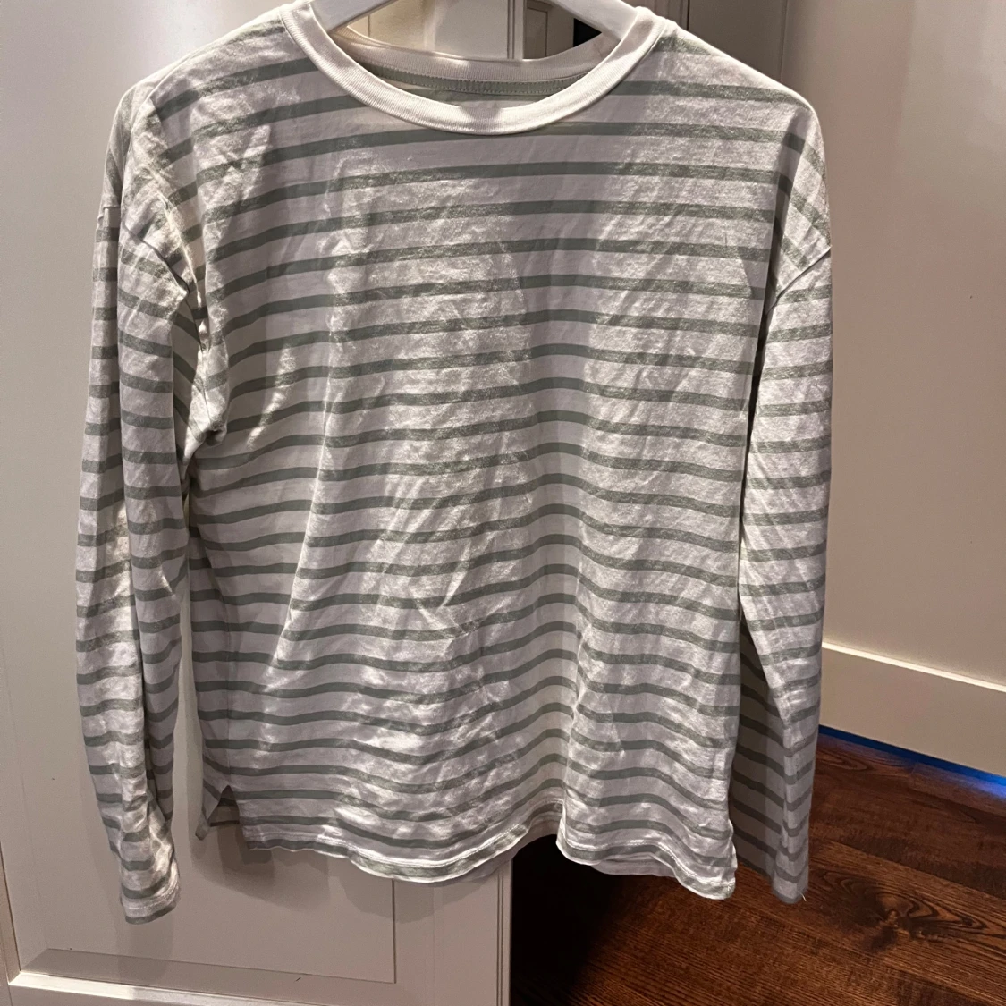 Vit och ljusgrön randig långärmad tröja