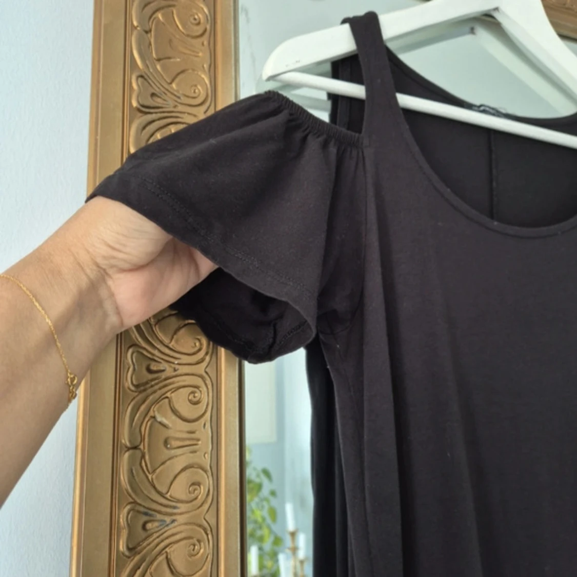 Svart axelbandslös klänning med volangärm - 1