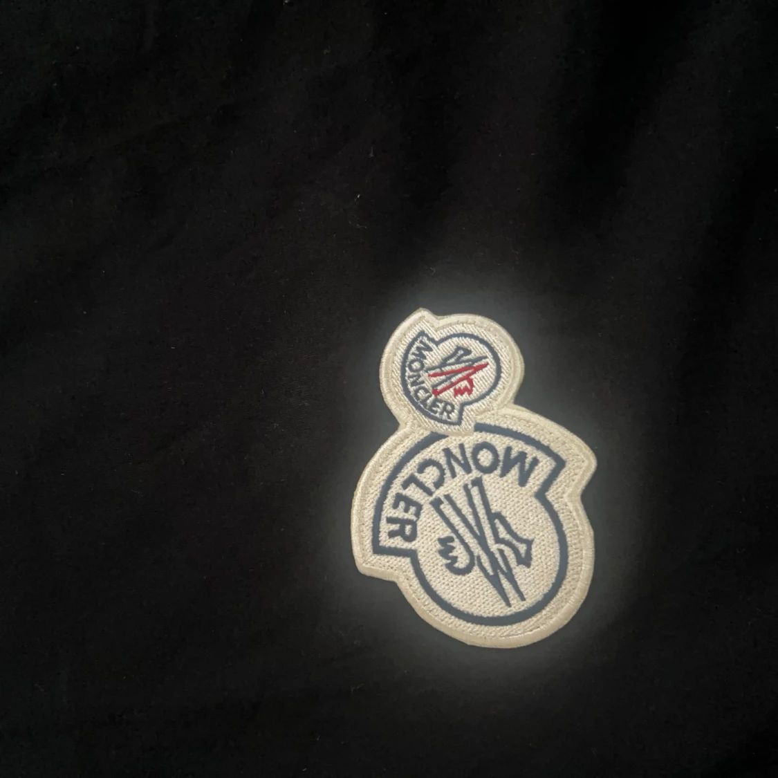 Svart t-shirt från Moncler med broderad logga - 3