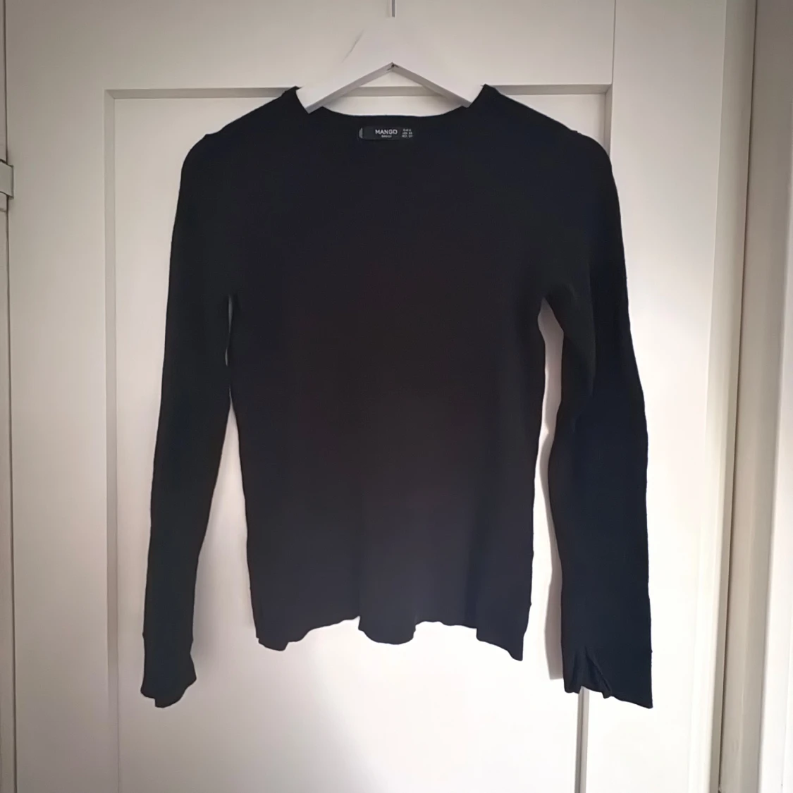 Svart finstickad  långärmad tröja från Mango