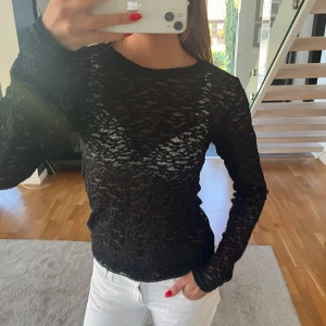 Svart spetsig långärmad topp - Svart spets tröja