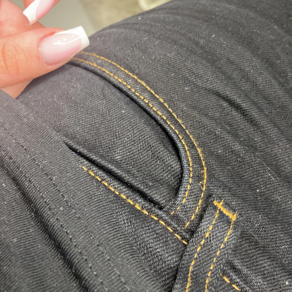 MÖRK-blåa bootcut jeans - 3