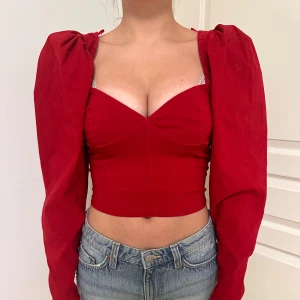 Röd croppad topp med puffärmar - Jättecool röd topp! Aldrig använd