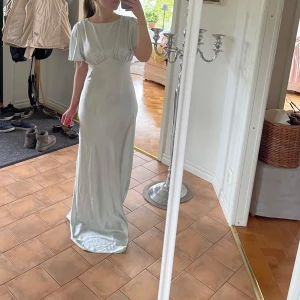 Ljusblå långklänning i satin - Intressekoll på en balklänning. Helt oanvänd med prislappen kvar. Storlek 36. Nypris 1839kr säljer för att jag hittade en annan klänning 