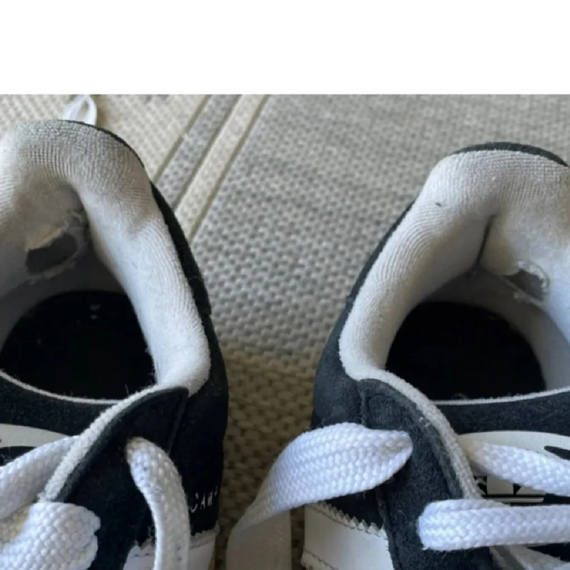 Svarta Adidas Campus sneakers med vita ränder - 2