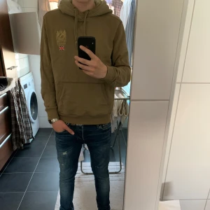 Morris Hoddie - Säljer en Morris hoddie som blivit för liten skick 8/10  modellen ör 173 och väger 60 kg pris kan diskuteras vid snabb affär 