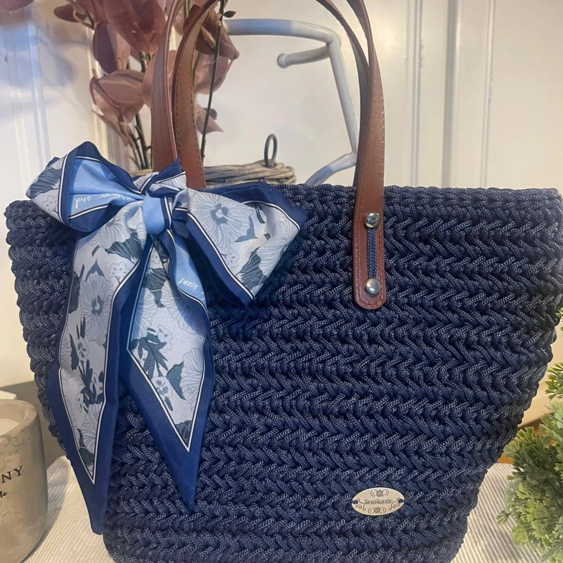 Mörkblå handväska med rosett - 1