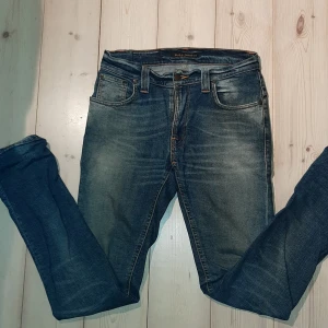 Stilrena jeans från nudie w27 - Herrjeans från nudie som är perfekta för en laidback stil, stl w27. Kontakta om intresse!!