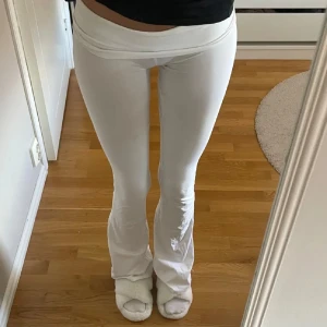 Vita skit snygga mjukisbyxor från Gina Tricot - Säljer ett par vita mjukisbyxor från Gina Tricot. De är bekväma och perfekta för en lätt stil. Byxorna har en elastisk midja för extra komfort. Har aldrig andvänt, har lagt billigaste frakten!