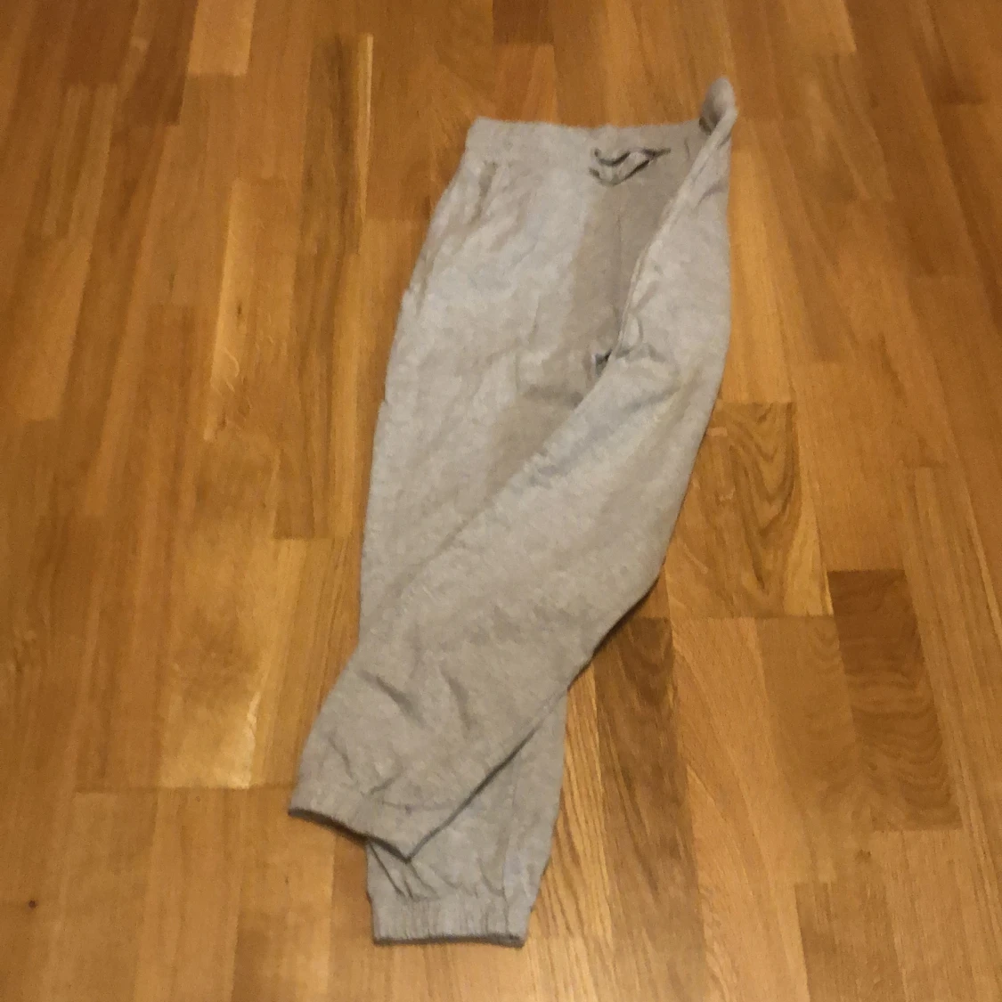 Grå mjukisbyxor med dragsko - 2