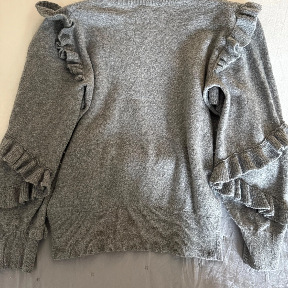 Grå volangtröja från Banana Republic - 1