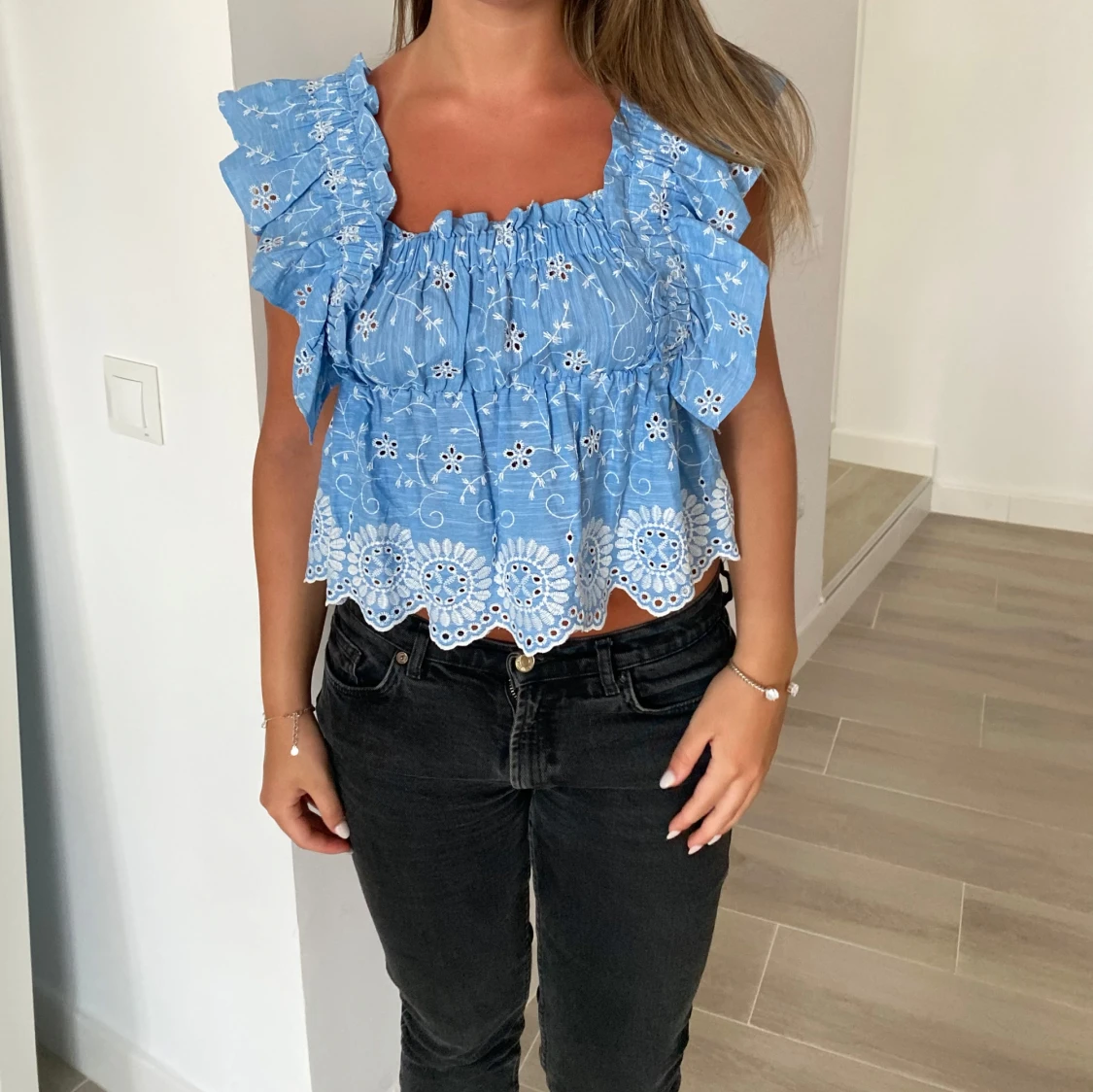 Blå blommig volangtopp