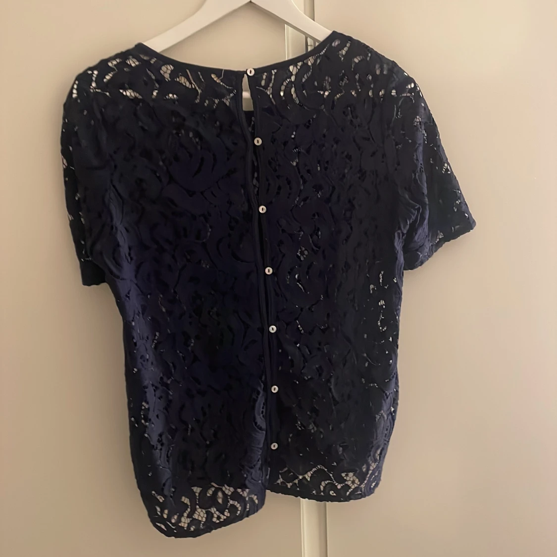 Mörkblå spetsblus från 365 - 3