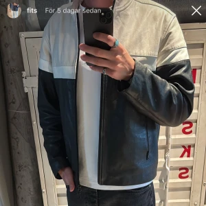 J.lindeberg skinnjacka - Skinnjacka från J.lindeberg i nyskick, köpt på nk för 7000:- detta är nya kollektionen men släpper den för väldigt fint pris då den är använd en handfull gånger:)