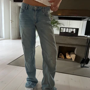 Ljusblå jeans  - Ett par baggy lågmidjade ljusa jeans från märket envi storlek xs🩷