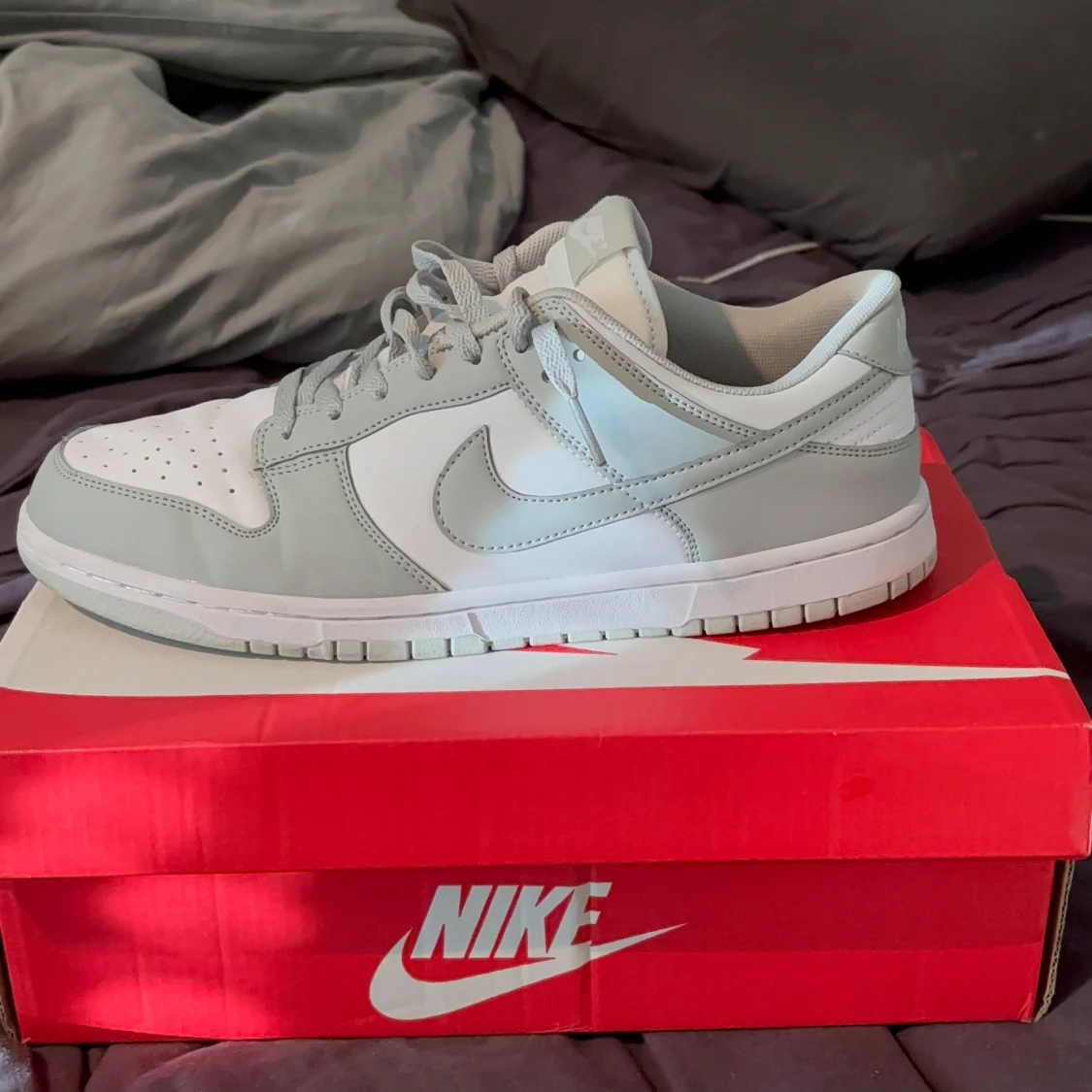 Nike Dunk Low i grått och vitt
