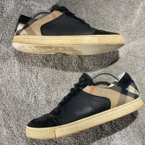 Burberry skor - Hej! Säljer nu mina skor från märket Burberry , storlek 44 bra skick, givetvis äkta. Tveka inte på att höra av dig om du har frågor eller funderingar kring skorna! 