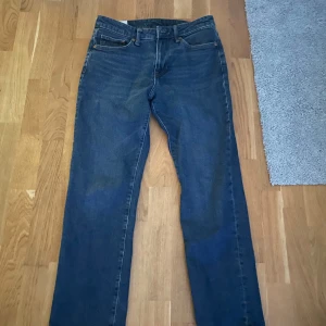Blå jeans Straight Regular fit från H&M - Säljer ett par klassiska blå jeans från H&M med straight regular fit. Jeansen har fem fickor, normal passform och raka ben. Perfekta för en enkel och stilren look.