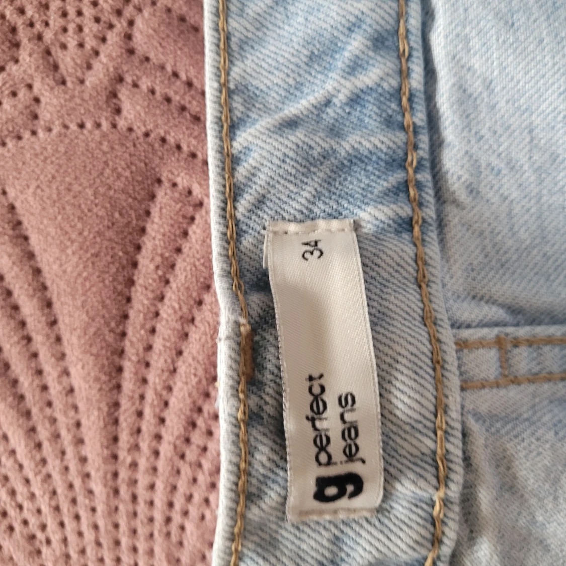 Ljusblå jeans med slitningar från gina tricot - 3