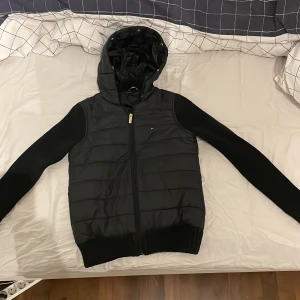 Tommy hilfiger cardigan - Säljer nu min cardigan då den är för liten. Den är i bra skick och perfekt till vår och sommar. Storlek XS. Priset är inte hugget i sten.
