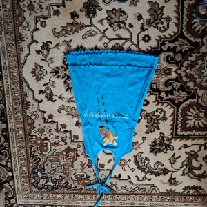 Blå halterneckklänning från Dolce & Gabbana - Snygg blå halterneckklänning från Dolce & Gabbana med tryck framtill och knytning i nacken. Klänningen har en söt volangkant upptill och är ärmlös, perfekt för varma dagar.