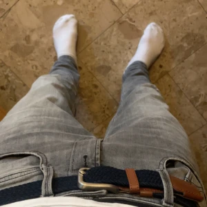 Ljusgrå jeans m - Säljer ett par ljusgrå jeans med klassisk femficksdesign och normal passform. Perfekta för en avslappnad stil. Finns en skön slitning på jeansen. Storlek 29/30