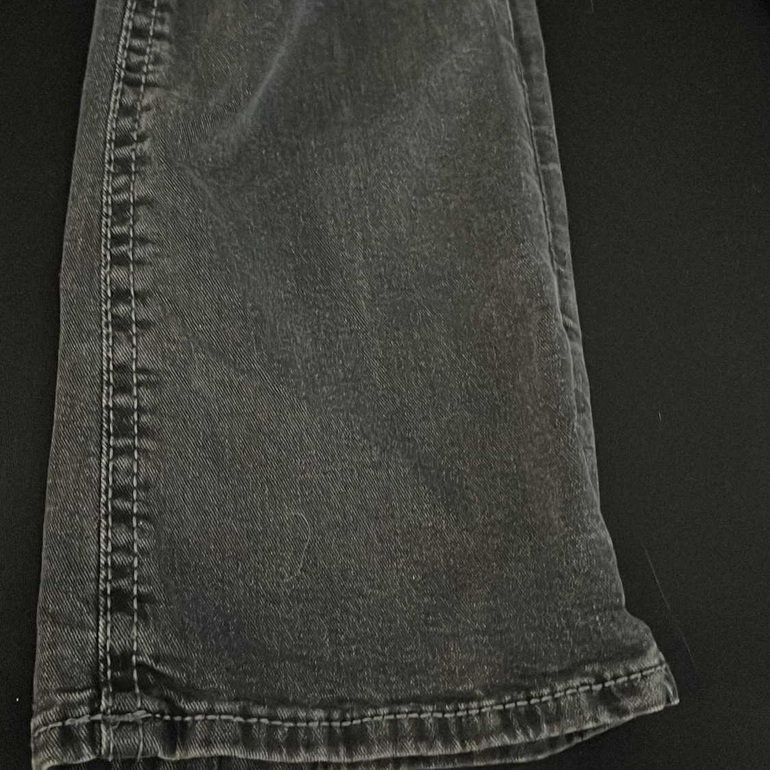 Svarta jeansbyxor från Gina Tricot med broderade bakfickor - 4